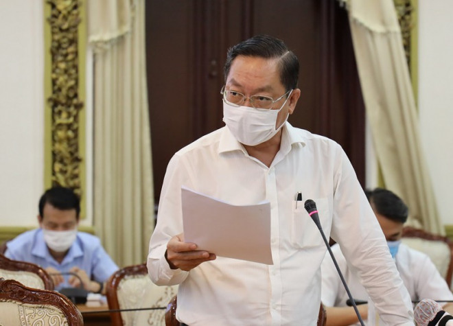 Ông Nguyễn Tấn Bỉnh, Giám đốc Sở Y tế báo cáo tại cuộc họp. Ảnh: TTBC