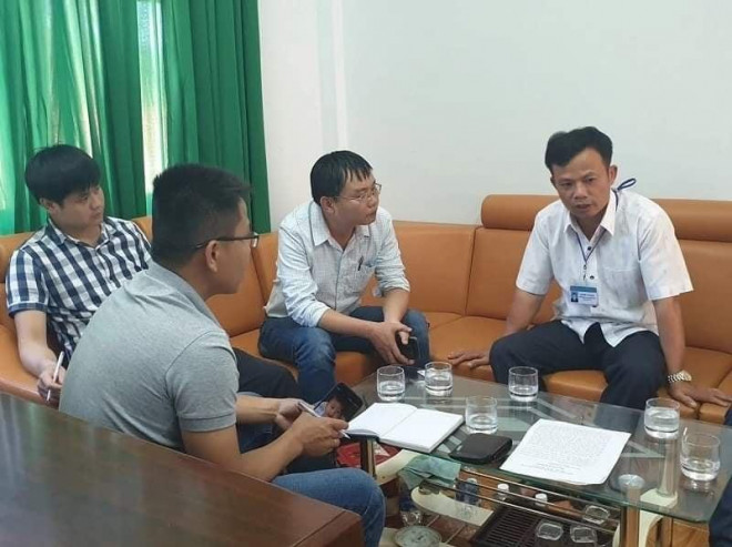 Ông Nguyễn Văn Trung (phải) trao đổi với báo chí về việc bắt gỗ lậu