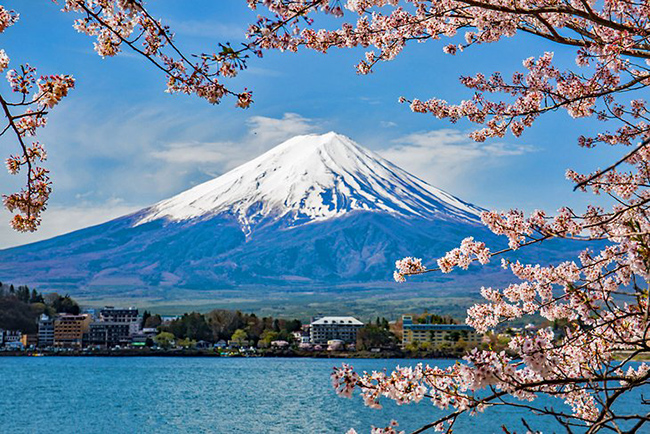 Núi Phú Sĩ, Nhật Bản: Mặc dù núi Phú Sĩ là một núi lửa đang hoạt động, nhưng nó đã không phun trào kể từ năm 1708. Ngọn núi phủ tuyết tuyệt đẹp này là một trong 'Ba ngọn núi Thánh' của Nhật Bản và đồng thời là biểu tượng của quốc gia này.
