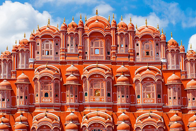 Jaipur, Ấn Độ: Được biết đến với cái tên "thành phố màu hồng" vì màu sắc độc đáo của loại đá được sử dụng để xây dựng nhiều công trình xung quanh, Jaipur cũng là nơi sinh sống của một cộng đồng các nghệ nhân.
