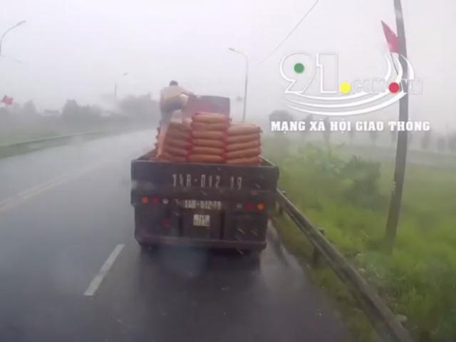 Tin tức trong ngày - Ấm lòng trước hành vi của tài xế xe đầu kéo vì hành động ý nghĩa này