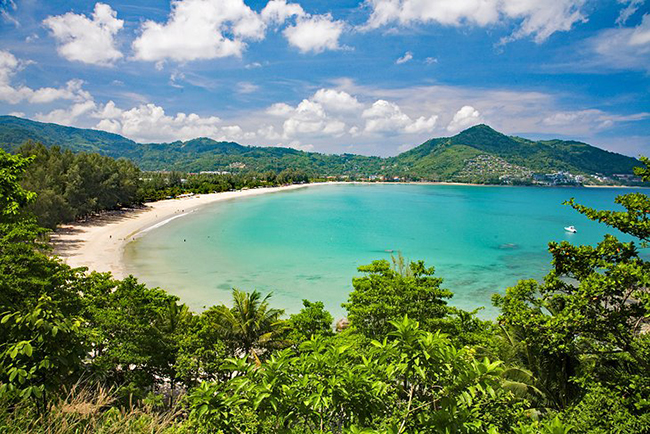 Phuket, Thái Lan: Đây là hòn đảo lớn nhất của Thái Lan, đồng thời là 'thỏi nam châm' thu hút du khách. Phuket có nhiều bãi biển tuyệt đẹp với những bãi cát mịn, mềm và làn nước màu ngọc lam. 
