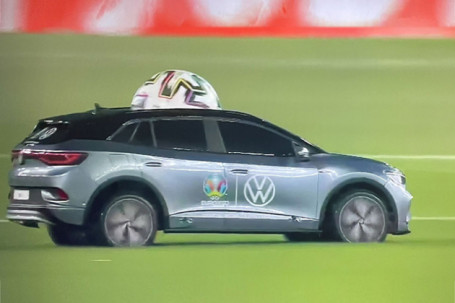 Mô hình xe điện Volkswagen chở bóng ra sân trong trận khai mạc EURO 2020