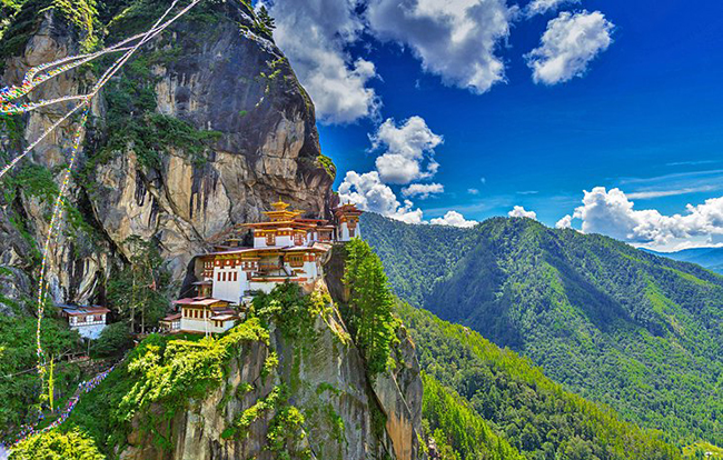 Vương quốc Bhutan: Bhutan được bao quanh bởi dãy Himalaya, Tây Tạng và một phần của Ấn Độ. Đây là một quốc gia có núi dốc, thung lũng xanh và sông chảy xiết, đồng thời có ngọn núi cao nhất thế giới - Gangkhar Puensum, cao 7.570m.
