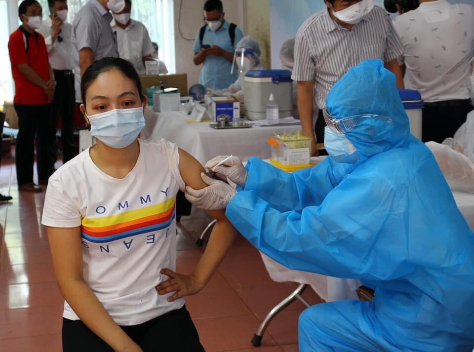 Tiêm vắc-xin phòng COVID-19.&nbsp;