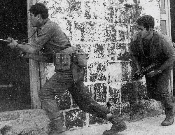 Ông Netanyahu (phải) trong 1 cuộc
huấn luyện khi là thành viên của đơn vị biệt kích Sayeret Matkal
thuộc Quân đội Israel. Ảnh: Văn phòng Báo chí Chính phủ Israel