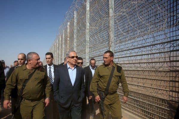 Ông Netanyahu đến thăm hàng rào biên
giới giữa Israel và Jordan vào năm 2016. Ảnh: Marc Israel
Sellem