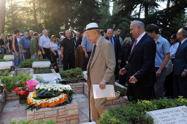 Ông Netanyahu cùng cha Benzion
Netanyahu đến thăm mộ anh trai Yoni tại Núi Herzl vào năm 2009 ở
Jerusalem. Ông Yoni Netanyahu thiệt mạng trong các chiến dịch quân
sự ở Uganda vào tháng 7-1976. Ảnh: Văn phòng Báo chí Chính phủ
Israel