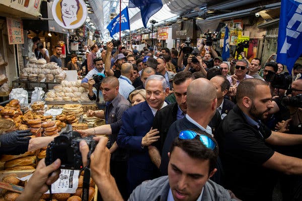 Ông Netanyahu đến thăm 1 khu chợ ở
Jerusalem vào năm 2019 trong chiến dịch tranh cử thủ tướng nhiệm kỳ
thứ 5. Ảnh: The New York Times