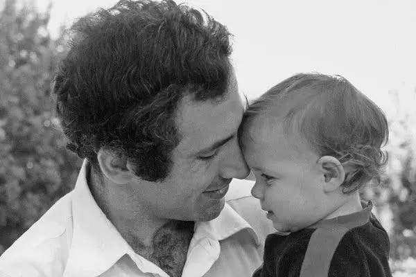 Ông Netanyahu và con gái Noa vào năm
1980. Ảnh: Văn phòng Báo chí Chính phủ Israel