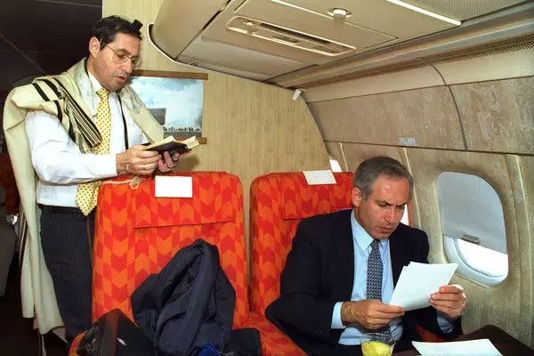 Ông Netanyahu và thư ký chính phủ
Elyakim Rubinstein trên chuyến bay từ New York tới Washington vào
năm 1989, khi ông Netanyahu là phó thủ tướng. Ảnh: Văn phòng Báo
chí Chính phủ Israel
