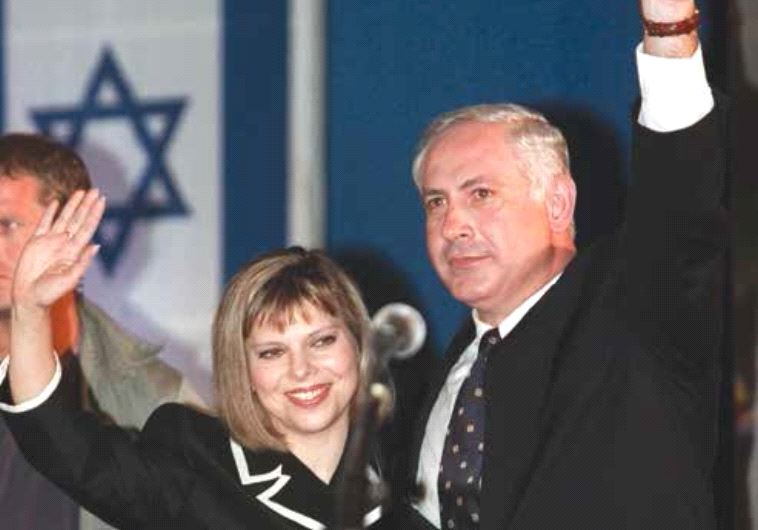 Ông Netanyahu và vợ Sara Netanyahu
tại Jerusalem vào ngày bầu cử năm 1996. Ảnh: Reuters