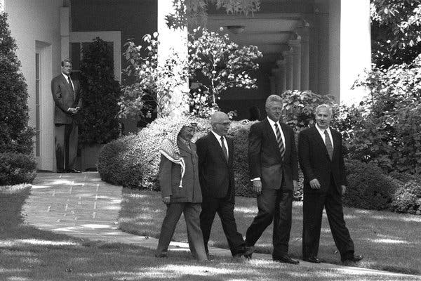 Phó Tổng thống Al Gore chứng kiến ông
Yasir Arafat, Vua Hussein của Jordan, Tổng thống Clinton và ông
Netanyahu rời Phòng Bầu dục sau cuộc gặp thượng đỉnh Trung Đông năm
1996. Ảnh: The New York Times