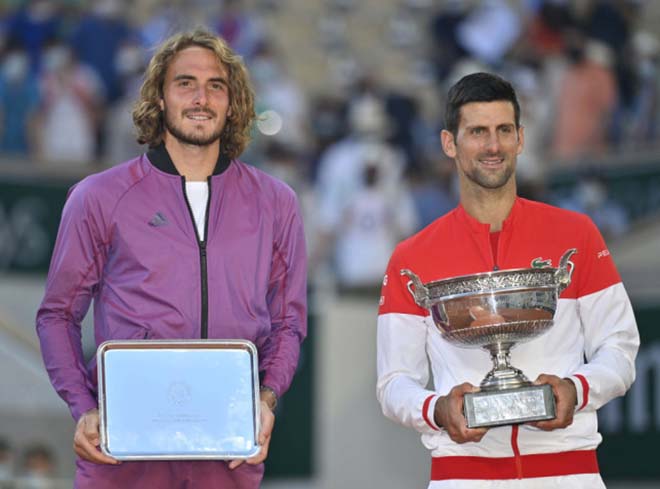 Djokovic (phải) xuất sắc vượt qua Tsitsipas để đăng quang Roland Garros 2021