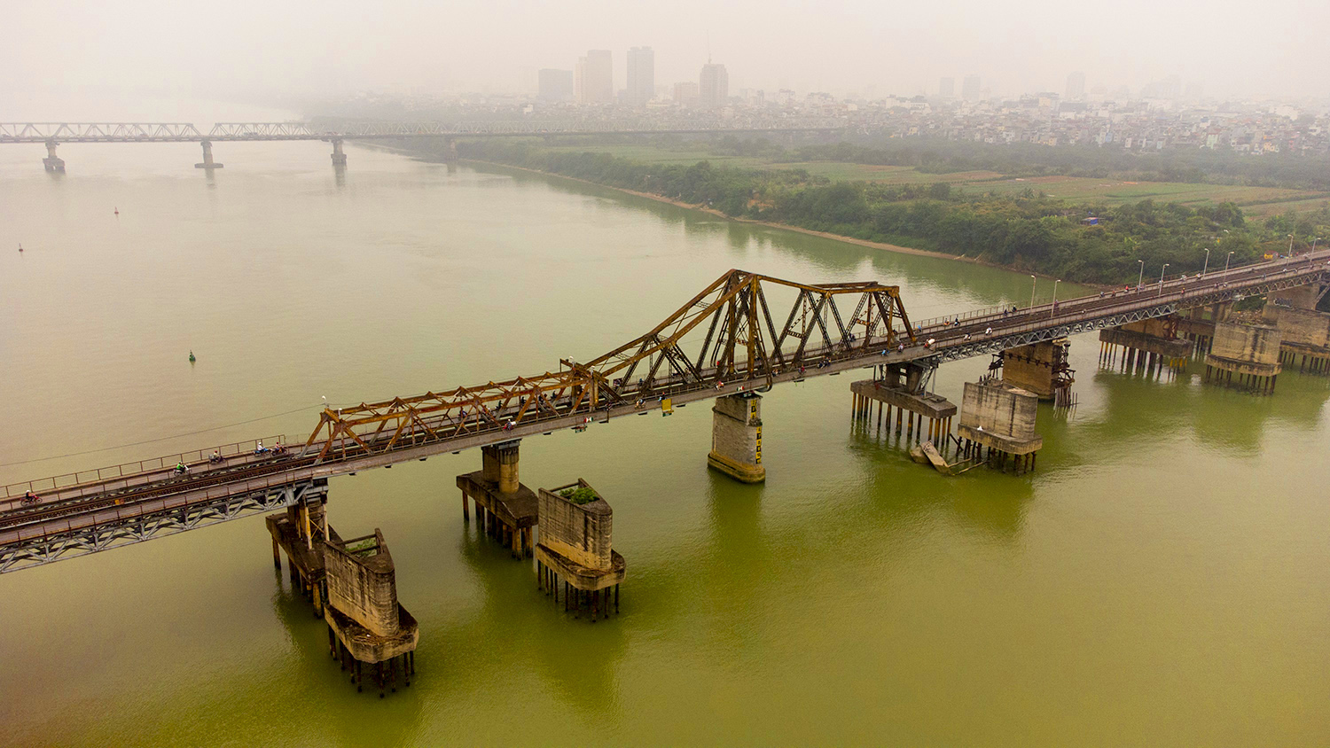 Cầu Long Biên là cây cầu thép đầu tiên bắc ngang qua sông Hồng, nối hai quận Long Biên và Hoàn Kiếm của thành phố Hà Nội.