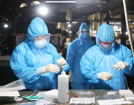 Lực lượng y tế tỉnh Hà tĩnh lấy mẫu xét nghiệm COVID-19. Ảnh báo Hà Tĩnh