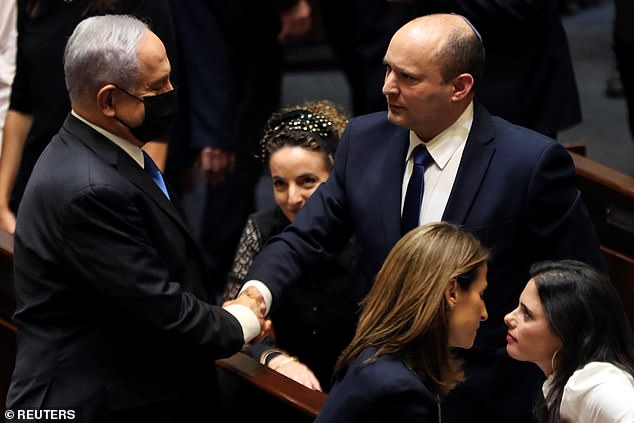 Ông Netanyahu bắt tay ông Bennett sau khi có kết quả bỏ phiếu.