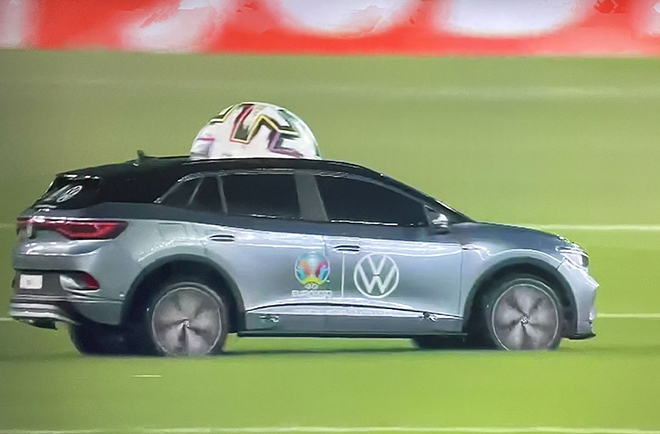 Mô hình xe điện Volkswagen chở bóng ra sân trong trận khai mạc EURO 2020 - 1