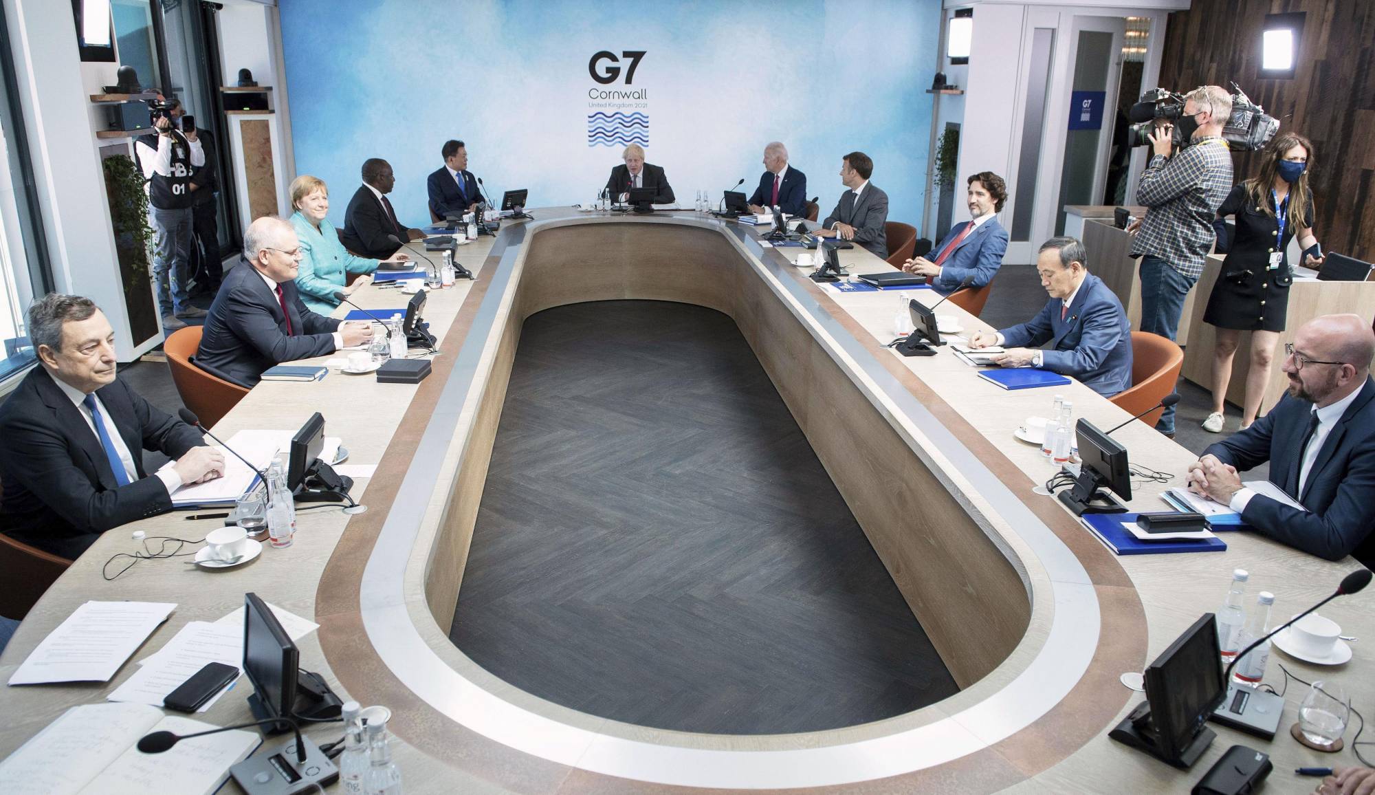 Lãnh đạo của các nước G7 trong một cuộc họp ngày 12-6-2021. Ảnh: AP