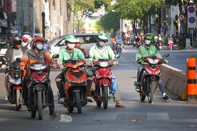 Shipper là một trong những người dễ bị sốc nhiệt nhất khi phải chạy xe cả ngày giữa trời nắng nóng. (Ảnh Anh Tú – Chân Phúc)