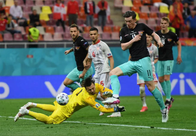 Michael Gregoritsch ập vào dứt điểm rất nhanh để giúp ĐT Áo lại dẫn trước đối thủ