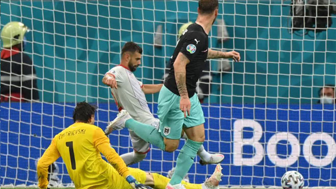 Marco Arnautovic ghi bàn nâng tỷ số lên 3-1 cho người Áo