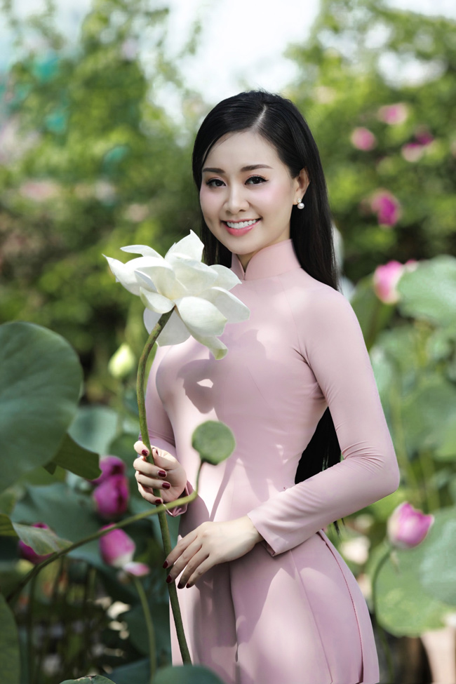 Lê Hà Phương là giảng viên ngành Báo chí - Truyền thông của trường Đại học Vinh (Nghệ An). Cô từng nổi tiếng với hình ảnh nữ giảng viên xinh đẹp, tài giỏi và có tổ ấm viên mãn. 
