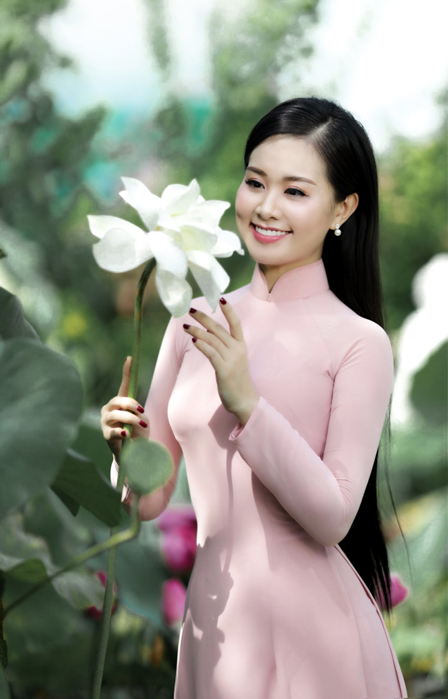 Diện áo dài hồng tạo dáng bên những đóa hoa sen tinh khôi, bộ ảnh của Hà Phương nhẹ nhàng, trong trẻo nhưng không kém phần nổi bật và ấn tượng. 
