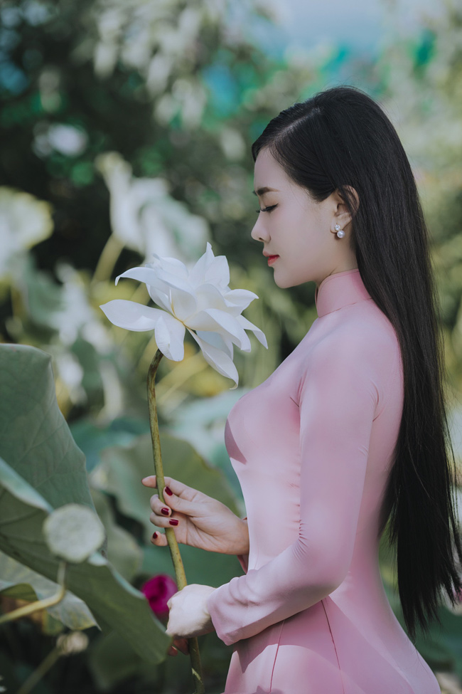 Hà Phương từng thực hiện nhiều bộ ảnh bên sen nhưng đây là lần đầu tiên cô chụp tại đầm sen ở Kim Liên, huyện Nam Đàn (tỉnh Nghệ An). 

