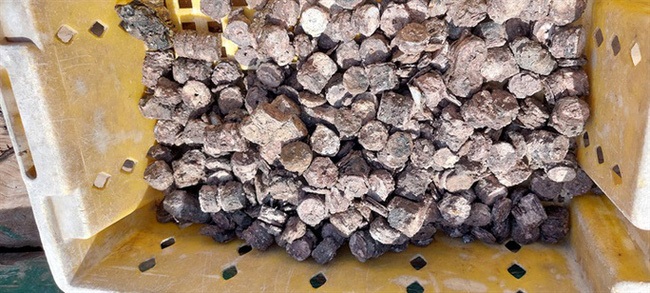 Khối lượng lớn là kim loại kẽm xu được ngư dân Quảng Bình phát hiện dưới đáy biển