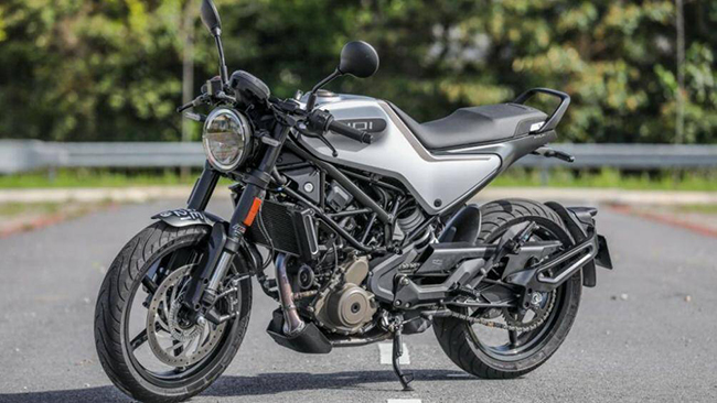 Husqvarna Vitpilen 401, mẫu café racer 400cc có thiết kế khá lạ mắt. Xe được trang bị động cơ xy-lanh đơn dung tích 373 cc, công suất 44 mã lực
