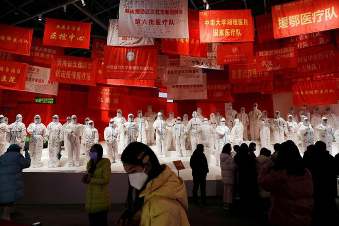 Người dân Trung Quốc tham quan một triển lãm về nỗ lực chống dịch COVID-19 của lực lượng y tế TP Vũ Hán, tỉnh Hồ Bắc hồi tháng 2. Ảnh: REUTERS
