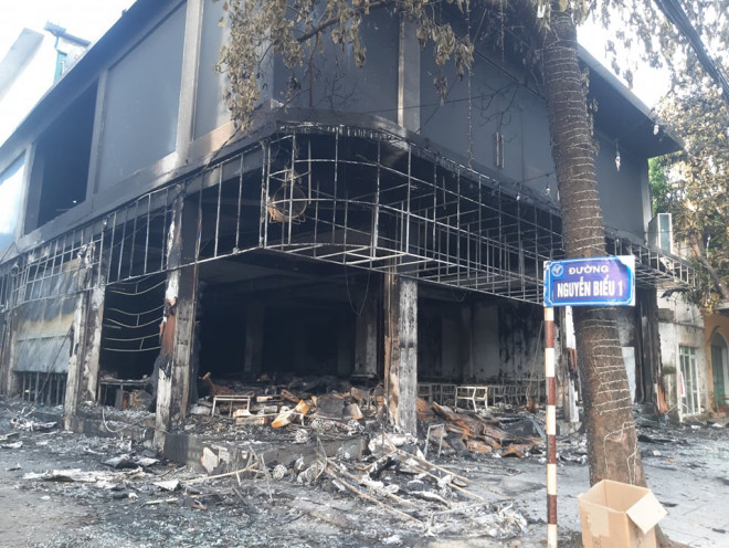 Phòng trà rộng hàng trăm mét vuông chỉ còn là đống đổ nát sau vụ cháy.