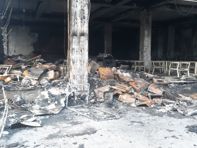 Đồ đạc bên trong bị cháy rụi.
