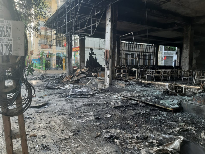 Phần trước phòng trà bị lửa thiêu rụi.