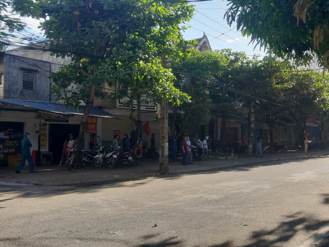 Nhiều người dân hiếu kỳ tập trung gần hiện trượng vụ cháy