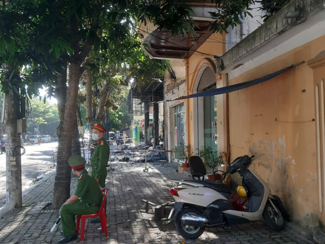 Lực lượng công an có mặt phong tỏa hiện trường.