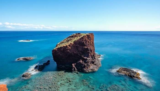 Đảo Lanai ở Hawaii: Đảo Lanai khá nổi tiếng trên toàn thế giới vì nó là hòn đảo lớn thứ 6 ở Hawaii. Đến đây, bạn có thể mua sắm từ các cửa hàng nổi tiếng hoặc đến thăm vịnh Hulopoe tuyệt diệu. 
