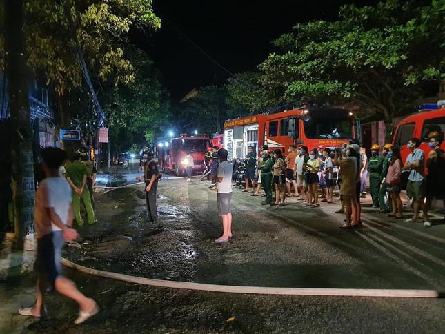 Rất đông người dân tới hiện trường