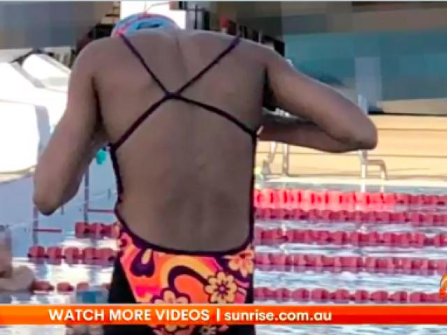 Thể thao - Kỳ lạ nam vận động viên bị ép mặc bikini thi đấu dưới nước