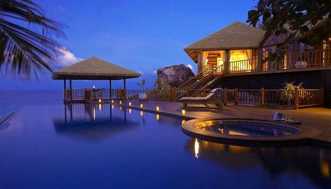 Đảo Fregate ở Seychelles: Đảo Fregate không chỉ là một trong những hòn đảo đắt đỏ nhất thế giới bởi vẻ đẹp đặc biệt mà còn bởi nó có các khu nghỉ dưỡng sang trọng riêng, 7 bãi biển tuyệt đẹp cùng vô số các môn thể thao dưới nước như bơi lội, lặn với ống thở, và lặn biển sâu...
