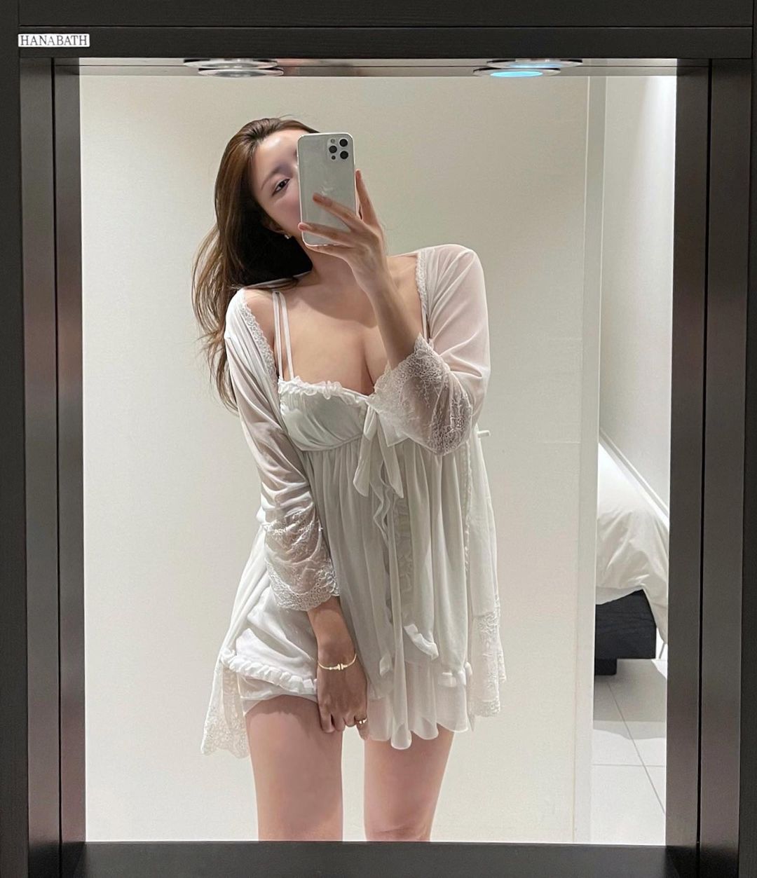 &#34;Đệ nhất hot girl khước từ 700 tỷ” mặc váy ngủ trễ nửa vòng 1 khi nấu ăn đãi bạn bè - 5