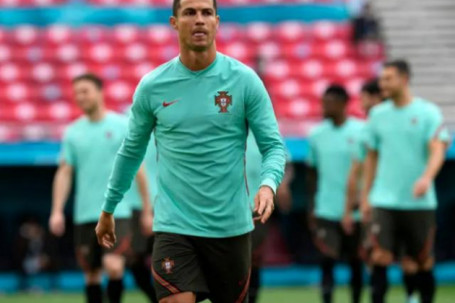 Ronaldo ra tay trong buổi họp báo EURO 2020 khiến UEFA "nóng mắt"