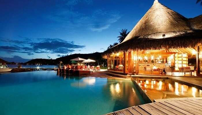 Đảo Bora Bora ở Polynesia, Pháp: Đây là một điểm nghỉ dưỡng trong mơ của du khách. Các bungalow trên mặt nước và các hoạt động thể thao dưới nước khiến nơi đây trở thành điểm đến thu hút cả những người nổi tiếng như Nicole Kidman, Keith Urban, Vince Vaughan...
