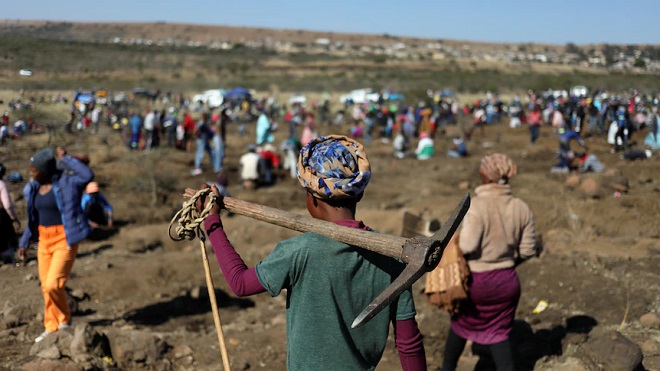 Ngàn người đổ về một ngôi làng ở Nam Phi với hi vọng tìm vận may.
