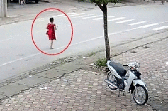SỐC: Cô gái mặc váy đỏ đi bộ giữa lòng đường, lái xe máy gặp họa - 1