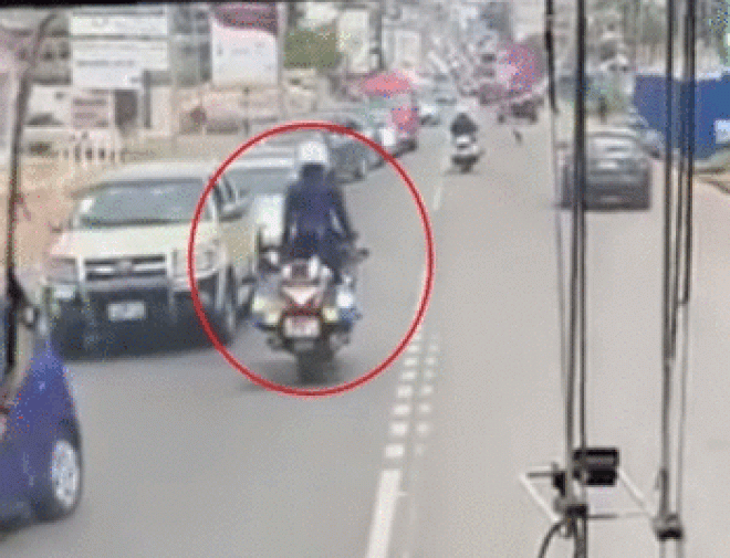 Video: Cảnh sát buông 2 tay chạy mô tô dẫn đường cho xe ưu tiên - 1