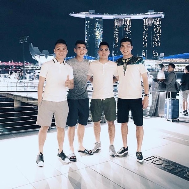 Trong một lần sang Singapore thi đấu cùng câu lạc bộ Hà Nội, anh xuất hiện với đôi slip-on có thiết kế đơn giản của adidas, giá bán khoảng 53 USD (1,2 triệu đồng).

