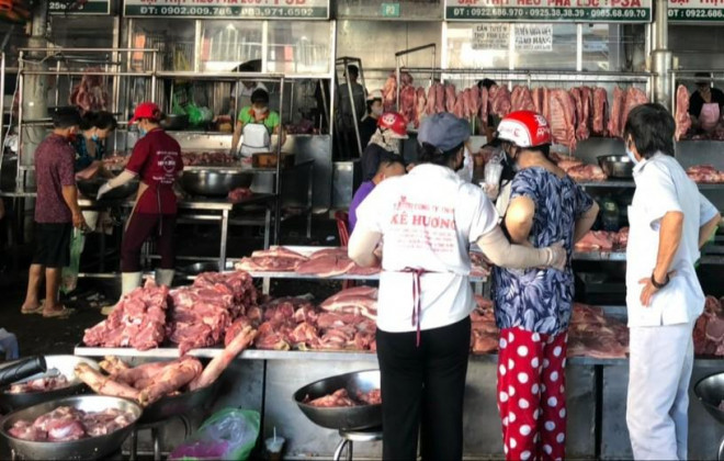 Buôn bán thịt heo tại chợ đầu mối Hóc Môn