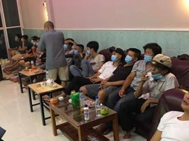 Pháp luật - Triệt phá điểm cá độ bóng đá EURO tại quán cà phê “Ba Hồng Kông"